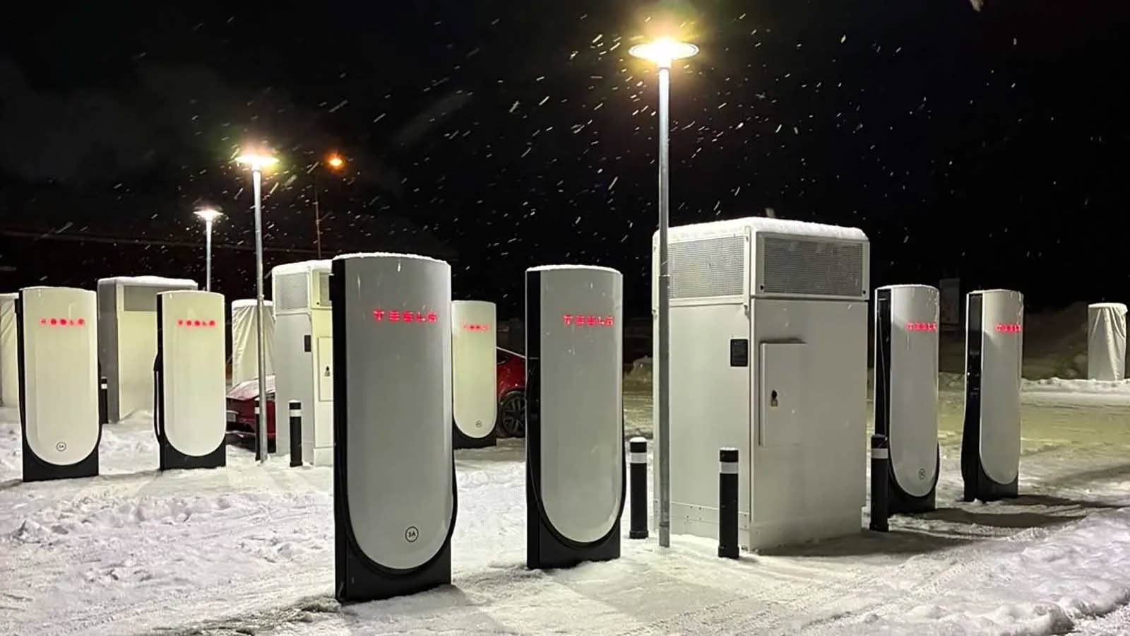 Elbilsladdning vid laddstation, symboliserar Teslas laddinfrastruktur i Sverige